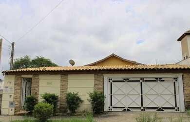 Imagem: A casa possui 3 Dormitórios, 5 Banheiros, 4 Vagas na garagem