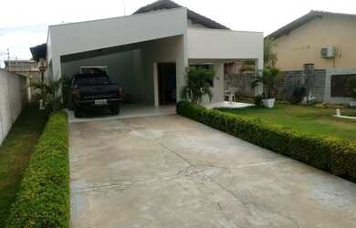 Imagem: A casa possui 3 Dormitórios, 2 Banheiros, 2 Vagas na garagem