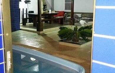 Imagem: A casa possui 5 Dormitórios, 4 Banheiros, 2 Vagas na garagem