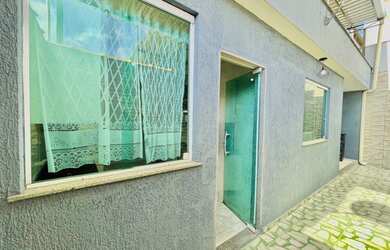 Imagem: A casa possui 2 Dormitórios, 2 Banheiros, 2 Vagas na garagem