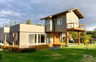 Imagem: A casa possui 2 Dormitórios, 2 Banheiros, 108m² de Área e