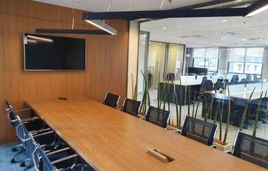 Imagem: O depósito possui 5 Vagas na garagem e 300m² de Área e está