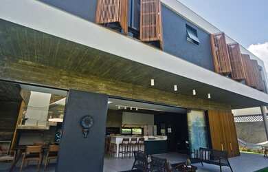 Imagem 8: Casa Contemporânea. Ar-condicionado, Lareira, 3 Vagas na garageme3 Dormitórios