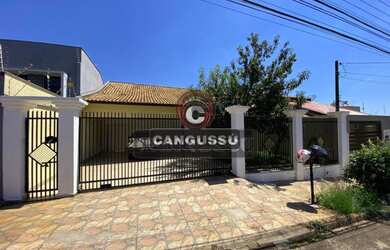 Imagem: A casa possui 3 Dormitórios, 3 Banheiros, 5 Vagas na garagem