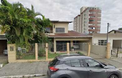 Imagem: A casa possui 4 Dormitórios, 3 Banheiros, 232m² de Área e
