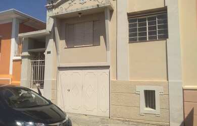 Imagem: A casa possui 3 Dormitórios, 2 Banheiros, 1 Vaga na garagem