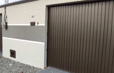 Imagem: A casa possui 2 Dormitórios, 2 Banheiros, 2 Vagas na garagem