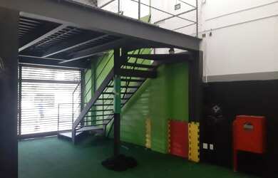 Imagem: O depósito possui 2 Vagas na garagem e 110m² de Área e está