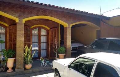 Imagem: A casa possui 3 Dormitórios, 1 Banheiro, 3 Vagas na garagem