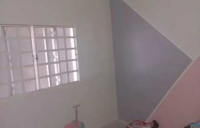 Imagem: A casa possui 3 Dormitórios, 1 Banheiro, 2 Vagas na garagem