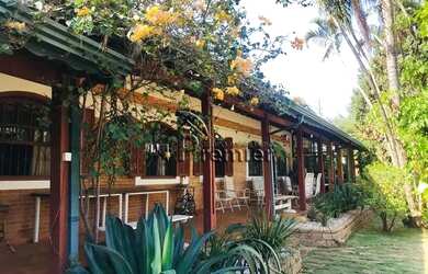 Imagem: A casa possui 5 Dormitórios, 5 Banheiros, 4 Vagas na garagem