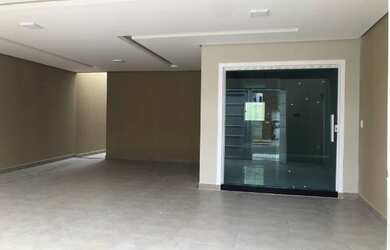 Imagem: A casa possui 3 Dormitórios e 2 Banheiros e está localizado