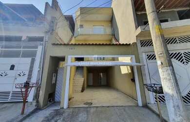 Imagem: A casa possui 3 Dormitórios, 3 Banheiros, 2 Vagas na garagem