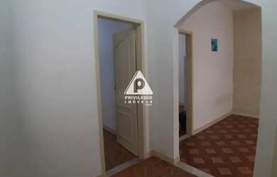 Imagem: A casa possui 4 Dormitórios, 2 Banheiros, 180m² de Área e