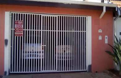 Imagem: A casa possui 3 Dormitórios, 1 Banheiro, 2 Vagas na garagem