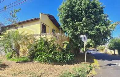 Imagem: A casa possui 4 Dormitórios, 5 Banheiros, 4 Vagas na garagem