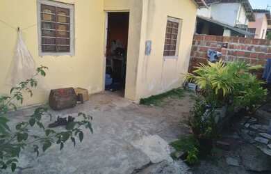 Imagem: A casa possui 3 Dormitórios, 1 Banheiro e está localizado