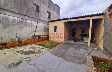 Imagem: A casa possui 3 Dormitórios, 1 Banheiro, 2 Vagas na garagem