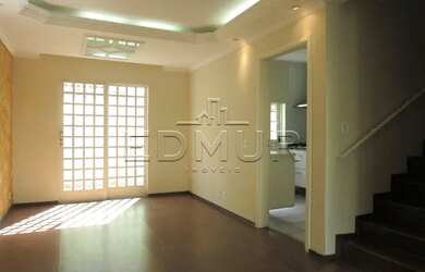 Imagem: A casa possui 2 Dormitórios, 2 Banheiros, 2 Vagas na garagem