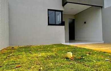 Imagem: A casa possui 3 Dormitórios, 2 Banheiros, 2 Vagas na garagem