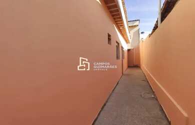 Imagem: A casa possui 2 Dormitórios, 1 Banheiro, 1 Vaga na garagem