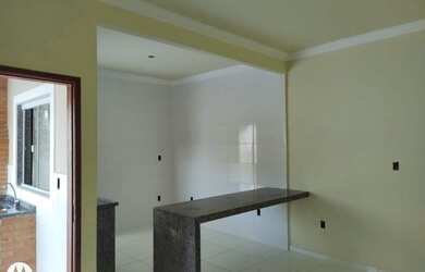 Imagem: A casa possui 2 Dormitórios, 1 Banheiro, 1 Vaga na garagem