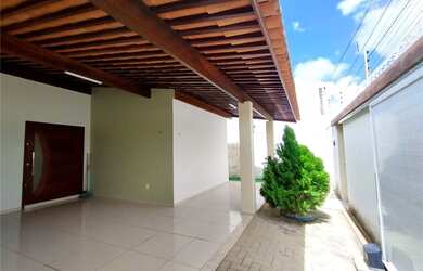 Imagem: A casa possui 3 Dormitórios, 2 Banheiros, 2 Vagas na garagem