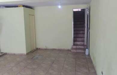 Imagem: A casa possui 2 Dormitórios, 1 Banheiro, 2 Vagas na garagem