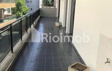 Imagem: O apartamento possui 3 Dormitórios, 1 Banheiro, 2 Vagas na