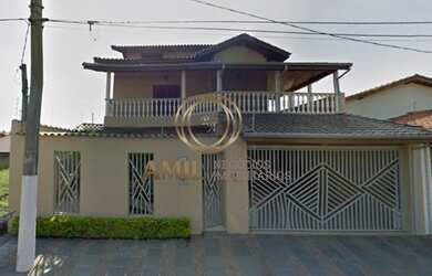 Imagem: A casa possui 5 Dormitórios, 4 Banheiros, 4 Vagas na garagem