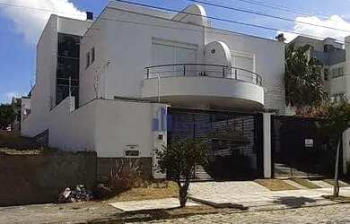 Imagem: A casa possui 3 Dormitórios, 4 Banheiros, 3 Vagas na garagem