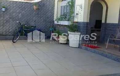 Imagem: A casa possui 4 Dormitórios, 4 Banheiros, 3 Vagas na garagem