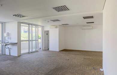 Imagem: O depósito possui 2 Vagas na garagem e 84m² de Área e está