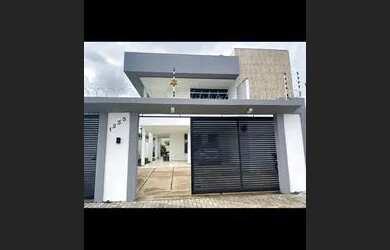 Imagem: A casa possui 4 Dormitórios, 3 Banheiros, 2 Vagas na garagem