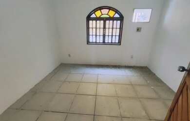 Imagem: A casa possui 3 Dormitórios, 2 Banheiros, 4 Vagas na garagem