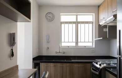 Imagem: O apartamento possui 2 Dormitórios, 1 Banheiro, 1 Vaga na garagem