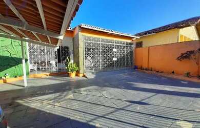 Imagem: A casa possui 4 Dormitórios, 4 Banheiros, 4 Vagas na garagem