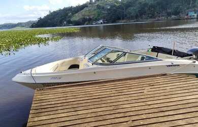 Imagem: A casa possui 4 Dormitórios e 5 Vagas na garagem e está localizado