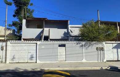 Imagem: A casa possui 2 Dormitórios, 1 Banheiro, 4 Vagas na garagem