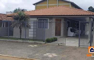 Imagem: A casa possui 4 Dormitórios, 3 Banheiros, 4 Vagas na garagem