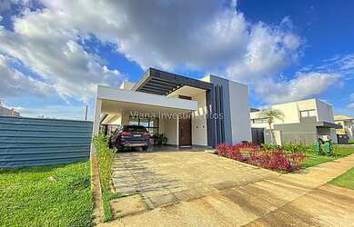 Imagem: A casa em condomínio possui 4 Dormitórios, 4 Banheiros, 4