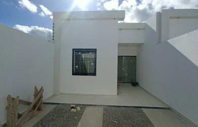 Imagem: A casa possui 3 Dormitórios, 2 Banheiros, 2 Vagas na garagem