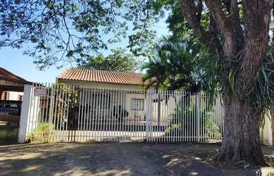 Imagem: A casa possui 3 Dormitórios, 3 Banheiros, 2 Vagas na garagem