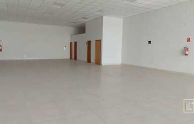 Imagem: O depósito possui 3 Vagas na garagem, 300m² de Área e está