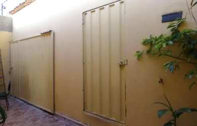 Imagem: A casa possui 3 Dormitórios, 1 Banheiro, 4 Vagas na garagem