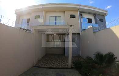 Imagem: A casa possui 3 Dormitórios, 1 Banheiro, 1 Vaga na garagem