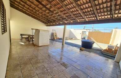 Imagem: A casa possui 3 Dormitórios, 2 Banheiros, 3 Vagas na garagem