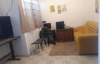 Imagem: A casa possui 1 Dormitório, 1 Banheiro, 1 Vaga na garagem e