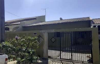 Imagem: A casa possui 3 Dormitórios, 2 Banheiros, 3 Vagas na garagem