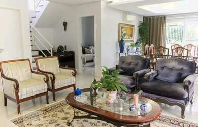 Imagem: A casa possui 4 Dormitórios, 4 Banheiros, 5 Vagas na garagem